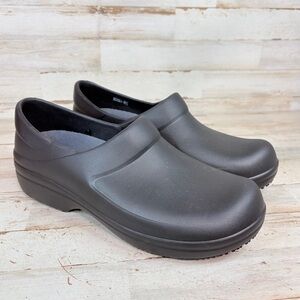 Crocs Slip Resistant Clog Shoes Size 11 Black Non Slip Resistant Dual Comfort